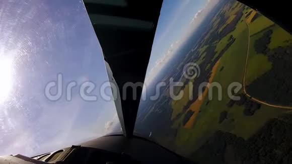 喷气机正飞向太阳通过驾驶舱你可以看到大自然的美丽视频的预览图