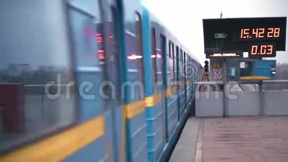蓝色的地铁列车在基辅的Dnieper河大桥上离开地面站两条蓝色地铁视频的预览图