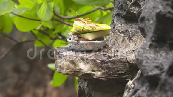 在岩石上留下的食物作为祭品视频的预览图