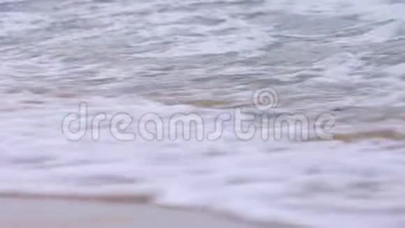 飞溅的海浪在散落的海岸线上视频的预览图