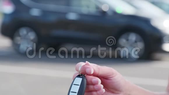 标题一位女士展示了她从汽车经销商那里购买的新车的钥匙视频的预览图