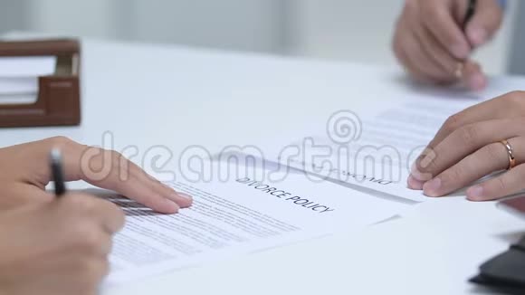 年轻夫妇签署离婚协议从手指上摘下订婚戒指视频的预览图