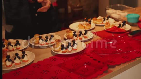 准备圣诞菜肴和装饰开胃菜视频的预览图