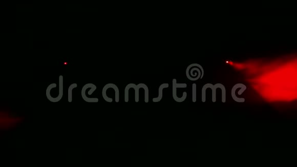 烟雾毯上的轮廓聚光灯发出的红光视频的预览图