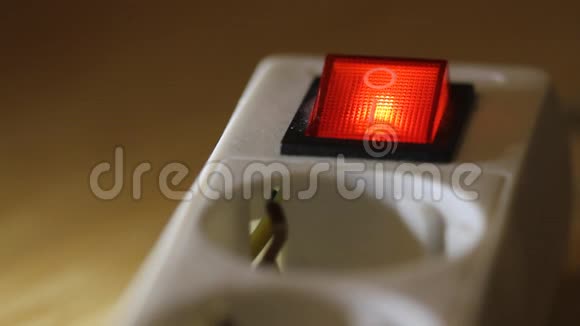 女性手指按下红色开关电源按钮关闭录像视频的预览图