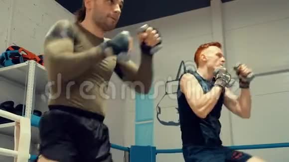 拳击手男子训练打哑铃在搏击俱乐部盒式培训概念视频的预览图