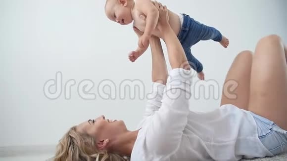 单亲家庭母亲和婴儿的概念母亲抱着白色背景的可爱的女婴视频的预览图