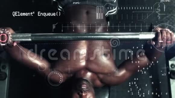 非裔美国人在健身房举重视频的预览图