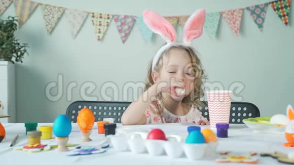 小女孩在准备复活节后吃鸡蛋视频的预览图