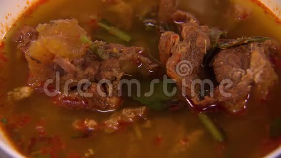泰国亚洲用勺子炖牛肉汤视频的预览图