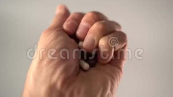 黑白医疗胶囊在手掌中洗牌视频的预览图