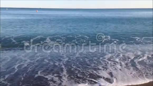 海岸上的海浪背景放松视频视频的预览图