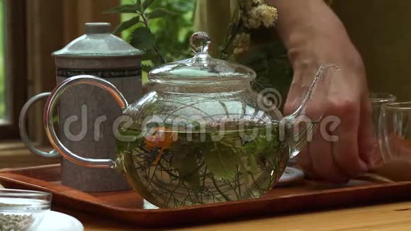 玻璃茶壶中搅拌液体和草药视频的预览图
