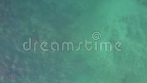 清澈透明的海洋在沙底的鸟瞰图上有码头海浪视频的预览图