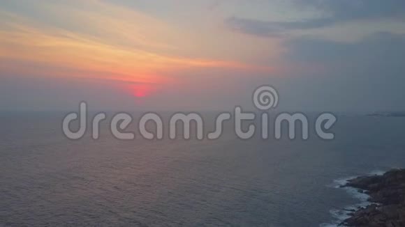 宁静的海景与陡峭的悬崖对抗朝阳空中视频的预览图