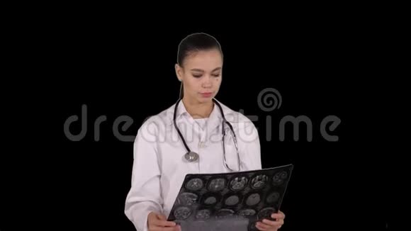 女医生带白色实验衣看x线影像ct扫描mri阿尔法通道视频的预览图
