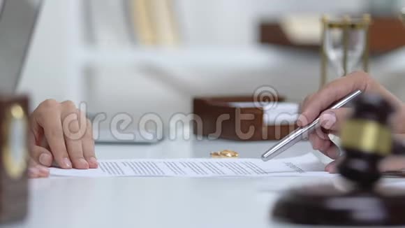 律师在签署前解释女子婚姻契约声明视频的预览图