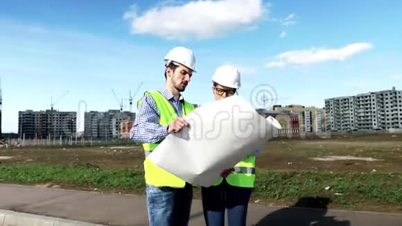 总工程师兼项目总监是绿茵场上的男人和女人视频的预览图