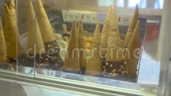 意大利grom商店的华夫饼冰淇淋甜筒视频的预览图