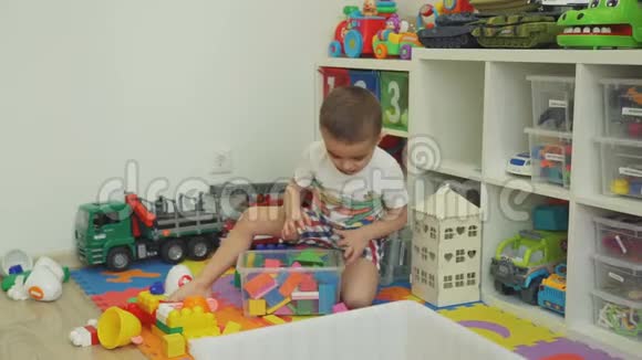 小男孩在房间里整理玩具视频的预览图