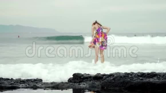 可爱的女孩在海滩上嬉戏夏日时光视频的预览图