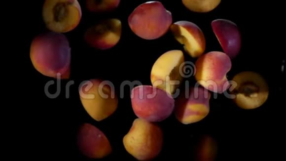 桃子飞的一半在水滴中反弹视频的预览图