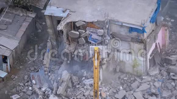 在施工现场使用斗式挖掘机摧毁旧房子慢动作视频的预览图