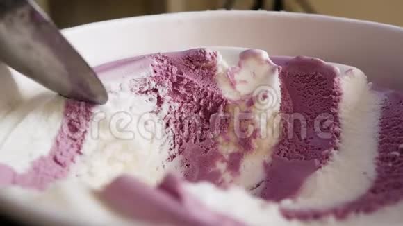 用勺子特写五彩冰淇淋勺视频的预览图