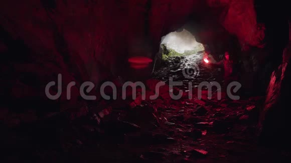 人走在洞穴里留下入口在他身后极端和运动的概念库存录像游客视频的预览图