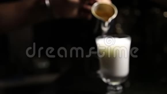 咖啡师用手将咖啡倒入一杯莫卡奇诺或拿铁中背景模糊复制空间视频的预览图