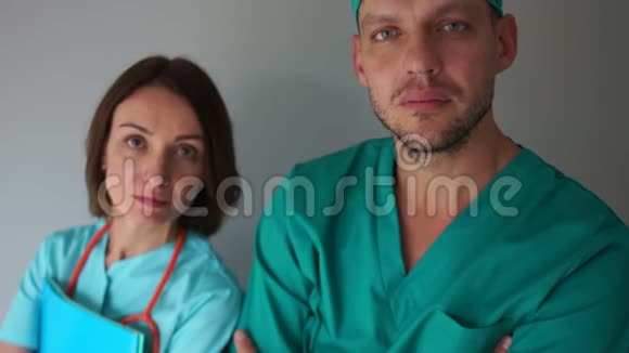 男人和女人穿着医用长袍看着相机微笑医疗和保健诊所的医务人员视频的预览图