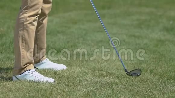 男子高尔夫球手用铁杆击球练习乡村高尔夫球杆视频的预览图