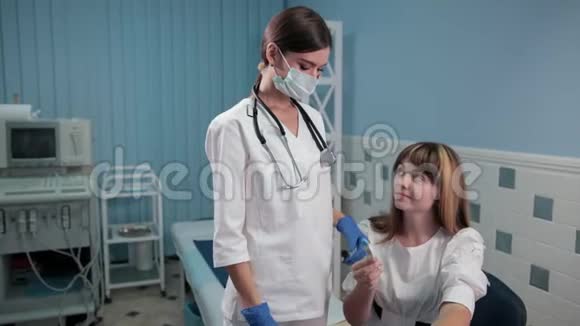 护士医生检查一名年轻妇女的体温表视频的预览图