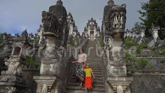 印度尼西亚巴厘岛PuraLempuyang寺游客父子的慢镜头视频的预览图