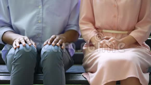 害羞的女孩打男朋友的手摸她的膝盖坐在长凳上朋友区视频的预览图