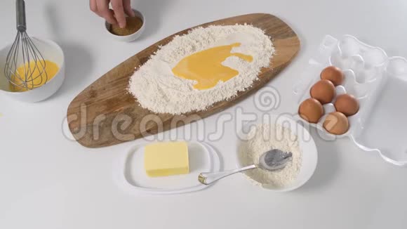 面粉加鸡蛋在白桌上加入香料快关门视频的预览图
