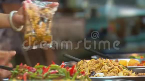 卖熟食的街头小贩亚洲视频的预览图