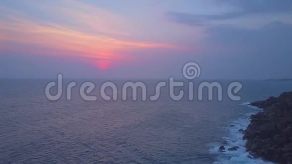 宁静的海景陡峭的悬崖迎着朝阳视频的预览图