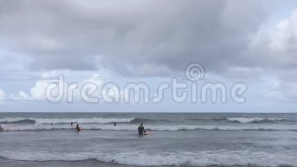 人们登上平静的海浪法国海滩视频的预览图