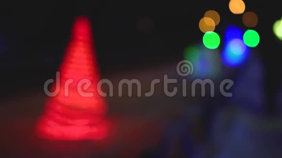 夜晚的城市照明与圣诞节闪烁闪烁的花环模糊led装饰照明新年前夕视频的预览图