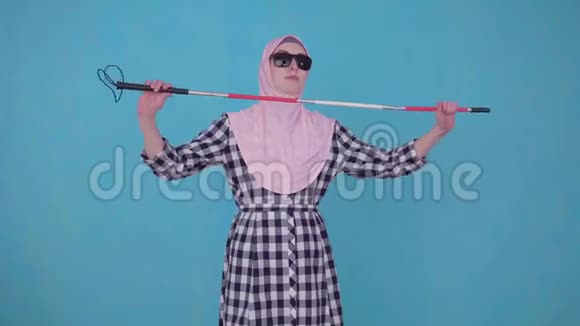 戴着黑眼镜拄着拐杖的穆斯林女青年视频的预览图