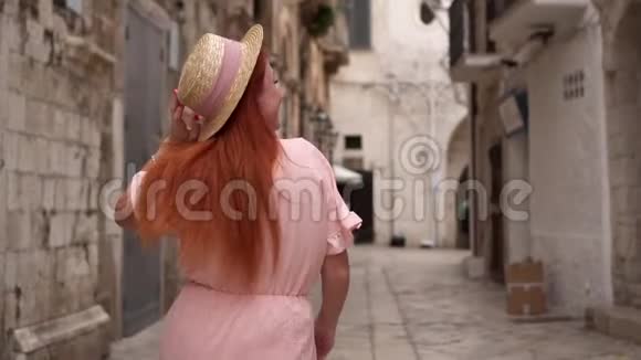 意大利波利尼亚诺阿马雷大街上的快乐女游客视频的预览图