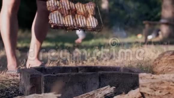 在大自然的膝上明火上烹煮烤肉视频的预览图