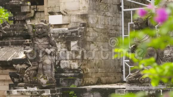 乌卢瓦图神庙的庭院里有几尊雕像视频的预览图