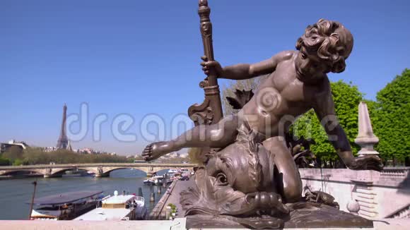 亚历山大三世桥上的男孩雕塑视频的预览图