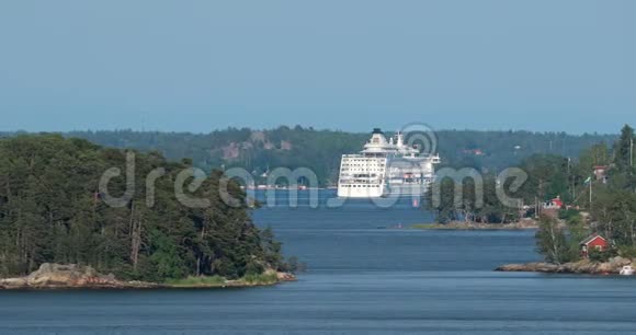 瑞典斯德哥尔摩阳光明媚的夏日在岛屿港口附近漂浮的旅游船或渡船班轮视频的预览图