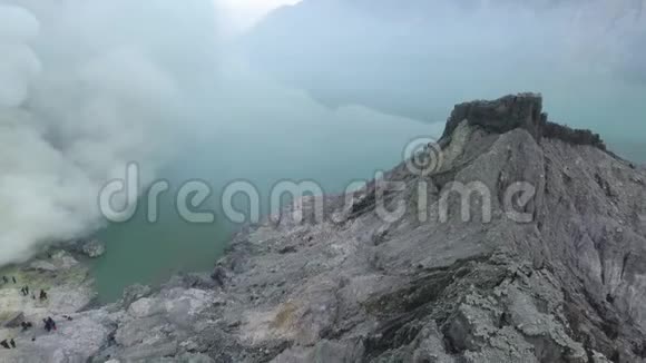 一群游客站在蓝湖和一座4k的山附近视频的预览图