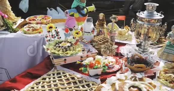 甜糕点和俄罗斯萨莫瓦尔有糖果煎饼和馅饼的桌子俄罗斯传统茶饮视频的预览图