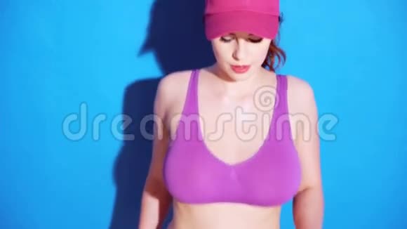 有大乳房跑步的健身女人视频的预览图