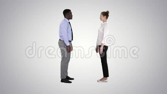 商务女性与商务男性在渐变背景下合影的握手视频的预览图